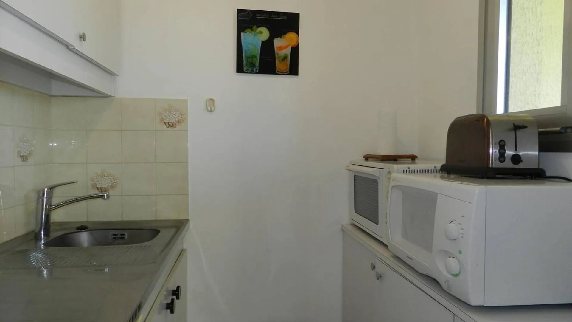 Charmant T2 Avec Terrasse Et Parking Au Calme, Le Lavandou - Fr-1-251-766