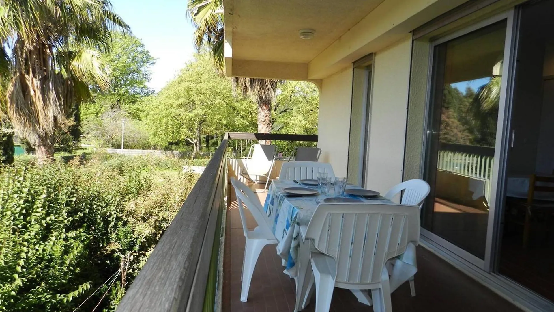 Charmant T2 Avec Terrasse Et Parking Au Calme, Le Lavandou - Fr-1-251-766 0*,